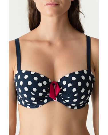 Parte Inferior De Bikini De La Mujer Que Lleva En Piscina Al Aire Libre